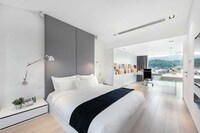 Tranquil Modern Luxury Homes Image 3