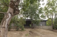 Symmetrically Quadrilateral Homes Image 6