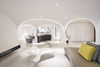 Curvaceous Pentagonal Interiors Image 3