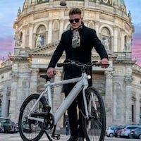 Slender Urban E-Bikes Image 6