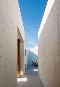 Nature-Embracing Vacation Homes Image 6