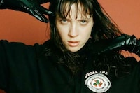 Grainy 80s-Inspired Fashion Editorials Image 7
