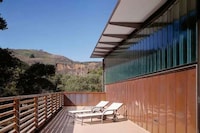Contemporary Canyon Retreats Image 4