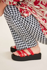 90s-Inspired Platform Sandals Image 2