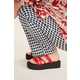 90s-Inspired Platform Sandals Image 2
