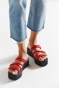 90s-Inspired Platform Sandals Image 3