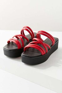 90s-Inspired Platform Sandals Image 4