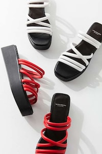 90s-Inspired Platform Sandals Image 5