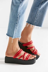 90s-Inspired Platform Sandals Image 6