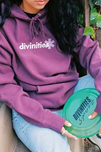 90s-Inspired Retro Photoshoots Image 4