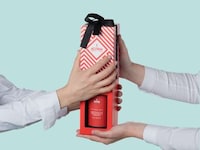 Attention-Grabbing Wine Gift Packaging Image 2