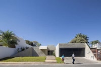 Low-Slung Blocky Concrete Homes Image 6
