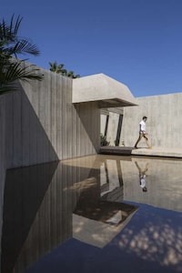 Low-Slung Blocky Concrete Homes Image 8