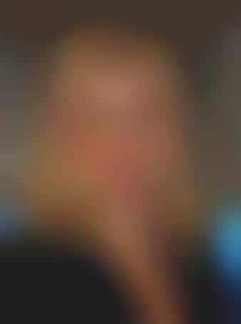 Collar-Bone Grazing Coiffures