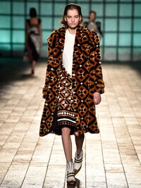 Bauhaus-Inspired Fashion Runways Image 4