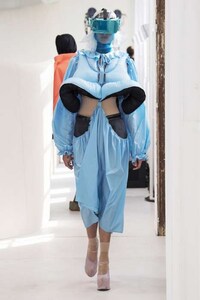 iPhone-Accommodating Couture Fashion Shows Image 2