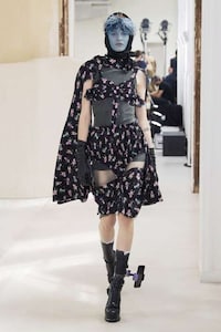 iPhone-Accommodating Couture Fashion Shows Image 4