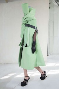 iPhone-Accommodating Couture Fashion Shows Image 5