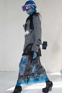 iPhone-Accommodating Couture Fashion Shows Image 6