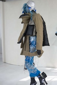 iPhone-Accommodating Couture Fashion Shows Image 7
