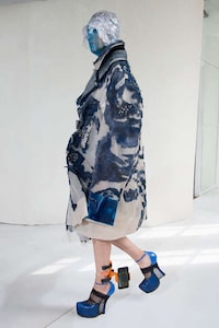 iPhone-Accommodating Couture Fashion Shows Image 8