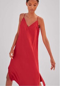 Refined Red-Accented Fashion Lines Image 7