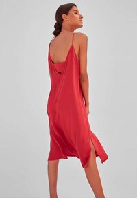 Refined Red-Accented Fashion Lines Image 8