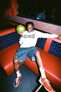 Youth-Focused Unisex Fashion Styles Image 6