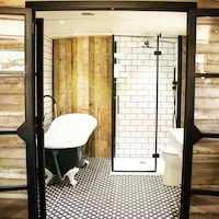 Rustic Luxury Boathouses Image 4