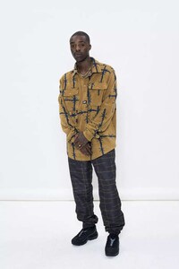 Graphic-Heavy Fall Streetwear Image 8