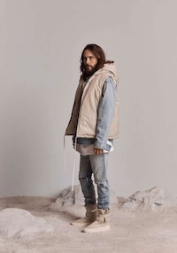 Neutral Celebrity-Headed Fashion Editorials Image 8