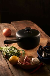 Demure Designer Cooking Pots Image 3