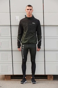 Community-Supporting Performance Running Wear Image 5