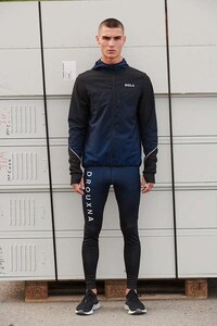 Community-Supporting Performance Running Wear Image 6