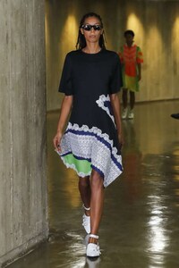 Futuristic Flat-Fronted Eyewear Image 6