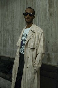 Futuristic Flat-Fronted Eyewear Image 7