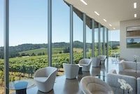 Glassy Wine Tasting Rooms Image 4
