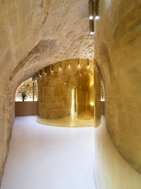 Incredibly Luxurious Shop Interiors Image 7