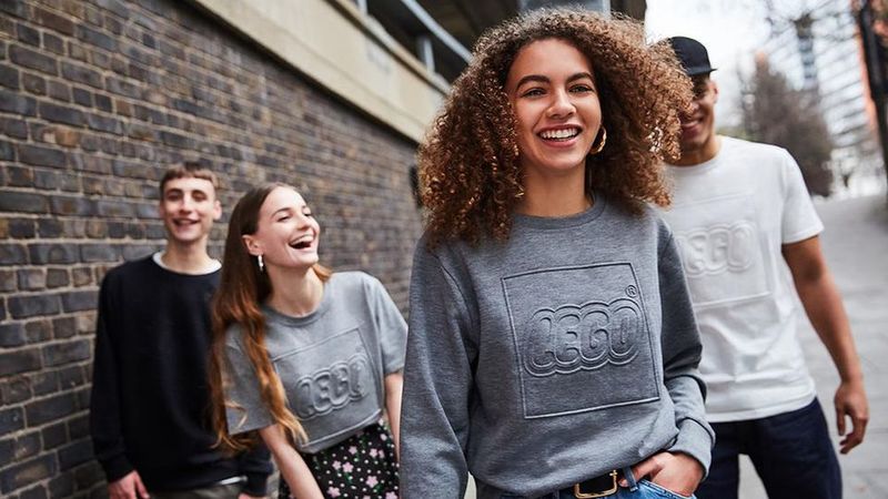 Collaborative Clothing-Free Pop-Ups