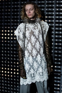 Mesmerizingly Theatrical Fashion Presentations Image 7