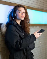 Smartphone-Charging Headphones Image 2