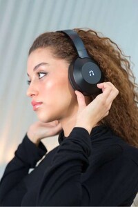 Smartphone-Charging Headphones Image 4