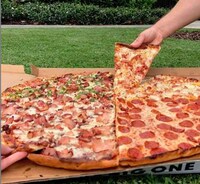 Delivery-Unfriendly Gigantic Pizzas Image 3