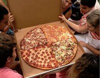 Delivery-Unfriendly Gigantic Pizzas Image 5