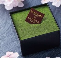 Celebratory Cherry Blossom Cakes Image 3