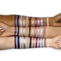 Versatile Metallic Eye Shadows Image 3
