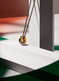 Reflective Light-Accented Jewelry Image 2