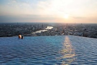360-Degree Skyscraper Pools Image 3