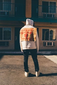Californian Desert-Themed Fashion Image 2