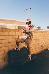 Californian Desert-Themed Fashion Image 4